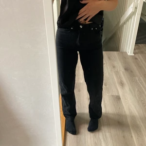 Jeans från Gina Tricot  - Ett par skit snygga svarta Jens från Gina Tricot som jag själv har stytt in i benen. De är använda få gånger och sitter bra❤️