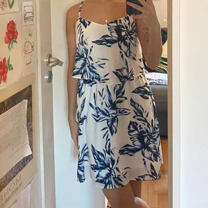 Blommig sommarklänning  - Supersöt klänning till i sommar!! Köpt på Vero Moda för några år sedan men typ helt oanvänd. Frakt inkluderat i priset 