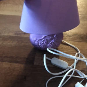 Rosa bordslampa - Liten rosa lampa med fint motiv på framsidan. Gott skick. 