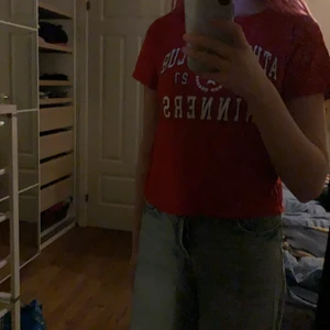 Röd t-shirt med text - Har knappt använt tröjan så är som i nyskick. 