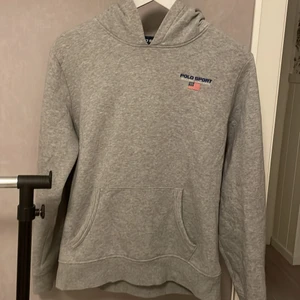 Hoddie - Fin hoddie i bra skick då den endast är använd 2 ggr! Den är i storlek XL men skulle säga att den passar mer S/M