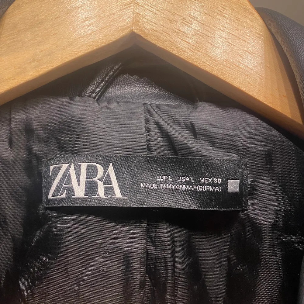 Snygg svart skinnjacka från Zara, tunnt material, storlek L, inköp 2021, felfri, . Jackor.