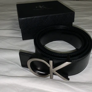 Calvin Klein Skärp - Ett jättefint Calvin Klein skärp som tyvärr inte passar mig så jag har aldrig använt det. Köparen betalar frakt, det betalas på swish, priset blir 150 kr plus frakt men annars kan vi diskutera priset! 💕