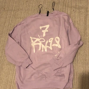  Ariana Grande collagetröja - En Ariana Grande tröja från H&M. Superbra skick och endast använd ett fåtal gånger <3