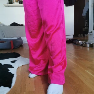 Rosa fina byxor  - Köpt dessa för längesen, lämnat in o sytt om, passar alla pga resorbandet. Superfina!! Knallrosa