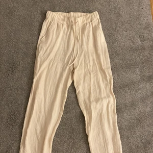 linnebyxor - helt vanliga linnebyxor ifrån h&m, alldrig använda därmed bra skick💛💛 150 kronor + frakt eller mötas i gävle