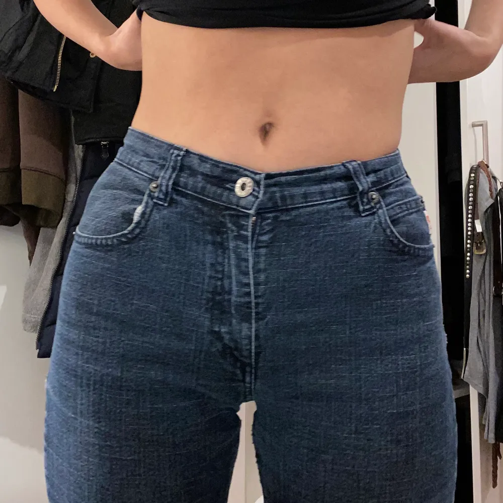 Säljer ett par mörkblåa Guess jeans i storlek 29 men skulle säga att den passar bra som st27 :). Bra skick 🦭💞. Jeans & Byxor.