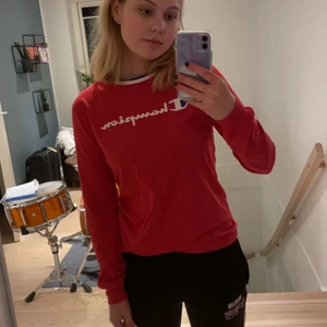 Champion tröja - Super cool långärmad T-shirt. Storleken är 13-14 år, men skulle säga att den är XS. Pris: 80kr