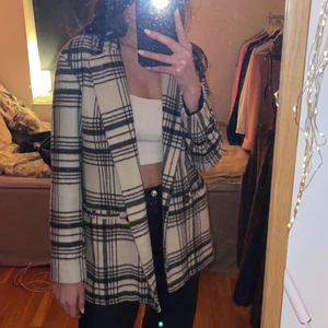 Kavaj från Stylein - Rutig Kavaj/ kort kappa från Stylein! Nypris cirka 2500 kr, använt ett fåtal gånger. Kan även frakta!