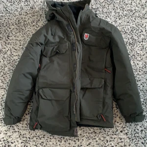 FJÄLLRÄVEN JACKA - grön fjällräven jacka i mycket gott skick. Jackan är i strl S men är väldigt stor så nästan som en M. Skriv om ni undrar något elr vill ha fler bilder! Budgivning gäller, utropspris 3000