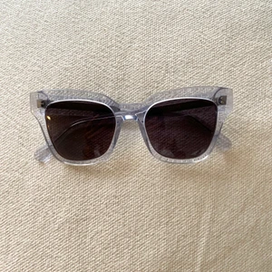 Chimi eyewear 005  - Säljer mina älskade solglasögon! Färgen är Grey enligt hemsidan men som ni ser på bilden är de ”genomskinliga” är osäker på modellen men tror det är gamla modellen 005 och om man tittar på de nya modellerna nu så 07. Solglasögonen är i väldigt bra skick och en perfekt passform! 