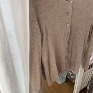 Kashmir kofta - Säljer en jättefin kashmir tröja. Fint märke, fint skick och passar till allt. Storlek S. Säljer för 400kr, vid snabb affär 350kr!💕