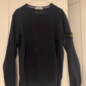 Stone island size L - Stone island tröja stl L men passar M. Köpt på soleplus förra året och hängt i garderoben mycket sen dess. Skicket är 8,5/10. Skade och fläckfri