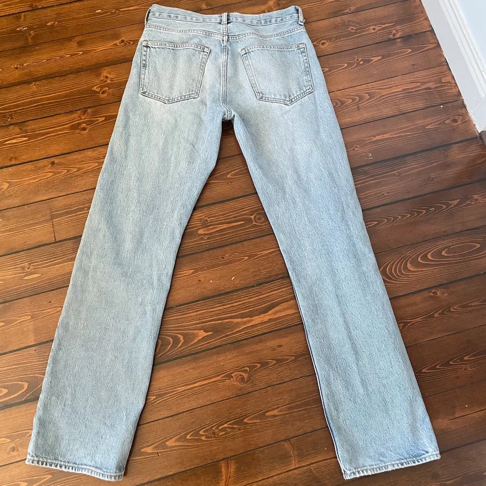 Sjukt snygga weekday jeans som inte kommer till så mycket användning. Vet tyvärr inte storlek då jag har haft dom ett tag och klippt bort lapparna men midjemåttet är 75cm, innerbenslängd:79cm. Dom är mid waisted. Jag är 175cm💗. Jeans & Byxor.