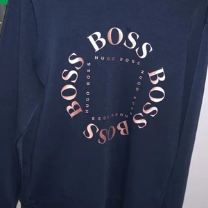 Hugo boss tröja - Hugo boss tröja väldigt bra skick använd 1 gång.Strl:S               PRIS:1000kr nypris:1500kr