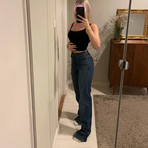 Jeans från Asos  - Mörkblåa raka jeans från Asos. LÅNGA i benen, jag är 165!