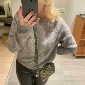 Tjocktröja!💘 - Säljer denna super mysiga tjocktröja ifrån Carin Wester! Perfekt nu i vinter och som en härlig övertröja på sommarn🙌🏼❤️‍🔥🙏🏻