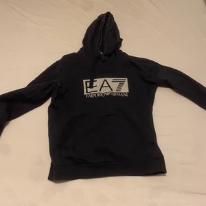 Emporio armani hoodie - Hoodien är i bra skick inga konstigheter. Säljer den för att den inte används