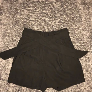 Kostym shorts   - Svarta kostym shorts, använt ett fåtal gånger. Super fina! 