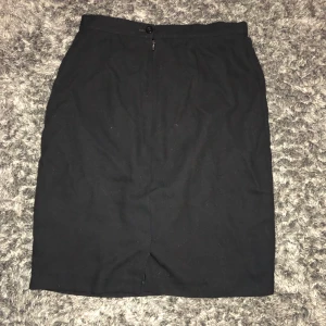 Kjol - Svart kjol, liten i midjan! 