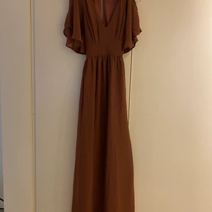 Bubbelroom  - Super fin klänning i burgundy, använd en gång som tärnklänning på bröllop, dvs. Super fint skick. Kan mötas i Stockholm eller skicka lätt via PostNord. Du står för frakten.