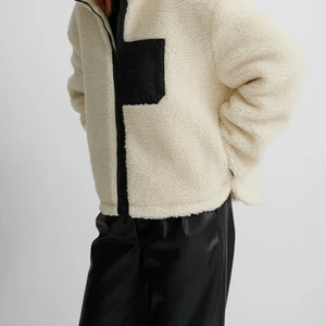 Teddy jacka🤍 - Vit teddyjacka med bröstficka och två vanliga fickor vid sidan, köpte här på Plick men kom tyvärr inte till användning🤍 väldigt fint skick och passar superbra till våren! Sitter som en boxig modell på mig som vanligtvis är en S✨🤍  frakt går på ca 100kr men bjuder på hälften! 