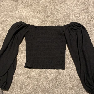 Off shoulder topp  - Svart off shoulder tröja från bikbok som aldrig kommit till användning, helt ny. Storlek s