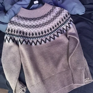 Stickad mysig tröja från dobber! 🥰 - NÅGON MED INTRESSE? En mysig stickad tröja från dobber, pris kan diskuteras men säljer billigare än orginal pris (700kr). Helt oanvänd, köpt i julas. ❤️‍🔥