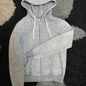 Grå ziphoodie💖💖 - Grå zip-hoddie från HM. Fint skick! Köparen står för frakten. 