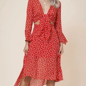 Adoore Riviera dress - Jättefin klänning perfekt för sommaren från Adoore i storlek XS. Väldigt fint skick, inga defekter och är som ny, endast använd 1 gång men säljer pågrund av att den är för liten. Bilder lånade från hemsidan - skriv om ni vill att jag skickar bilder på den. Kostar 1495 i nypris 