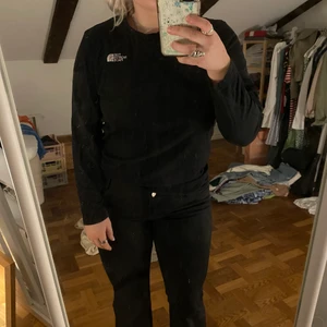 The north face tröja med motiv  - Skitsnygg svart tröja från north face, funkar till allt och är fett skön