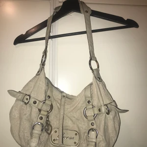 Guess axelväska  - En guess axelväska som jag inte använder så mycket💞