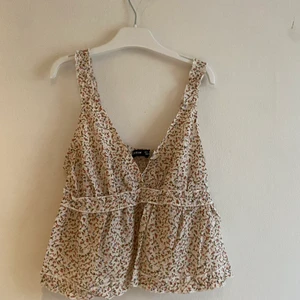 LINNE - Jättefint linne som är helt oanvändt, då det är för lite litet vid brösten. ❤️❤️ 90kr + frakt