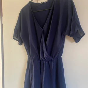 Bodysuit - Säljer denna marinblå bodysuit. Använd 1 gång. Storlek 38. 150kr + frakt 66kr