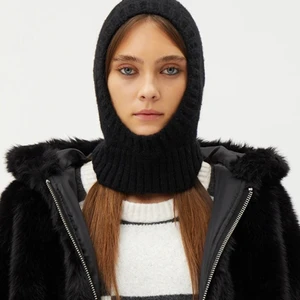 Svart stickad balaclava - Mysig stickad balaclava från weekday🤍 slutsåld på hemsidan🤍 endast testad 