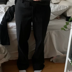 Raka midwaist kostymbyxor  - Säljer ett par raka midwasit kostymbyxor! De är i storlek 38 men passar mig som brukar ha st 36/S. Jag är 1,63cm lång, de går oxå att sprätta upp där nere så att de blir längre. 166kr med frakt❤️