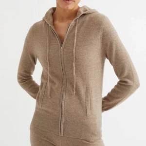 Soft goat hoodie - Säljer nu denna super fina soft goat hoodie! Storleken är XL, dock är de mycket små i storleken och motsvarar därför ungefär S/M. Lite nopprig vid ena fickan. Nypris 2000kr❤️