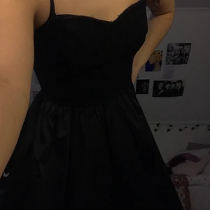 finklänning - svart finklänning från h&m. Överdelen är i spets och kjolen är i ett silkesmaterial. Går till mitten av låren på mig som är 165 cm.