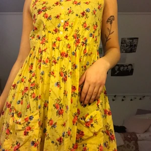 blommig sommarklänning  - en gul, blommig sommarklänning från Rut m.fl.. Säljer pga den är för liten för mig. 