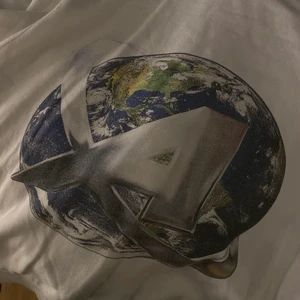 AXEL ARIGATO HOODIE - vit arigato hoodie med stort tryck på ryggen! fint skick! passar s/m, nypris 1800kr