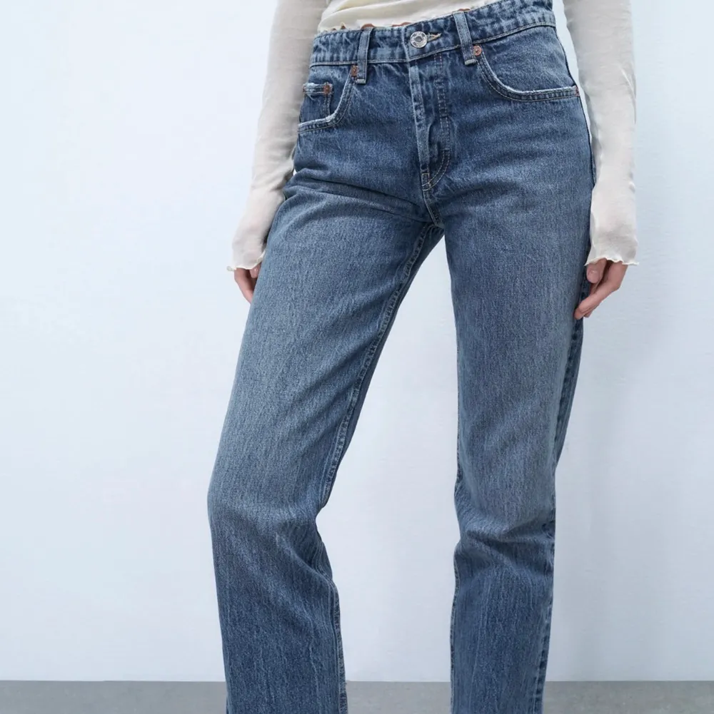 Mörkblå trendiga straight leg jeans från Zara i storlek 34. Säljer pga av att de inte blir använda. Köparen står för frakten:). Jeans & Byxor.