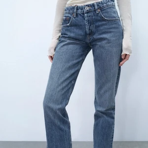 Zara straight jeans  - Mörkblå trendiga straight leg jeans från Zara i storlek 34. Säljer pga av att de inte blir använda. Köparen står för frakten:)