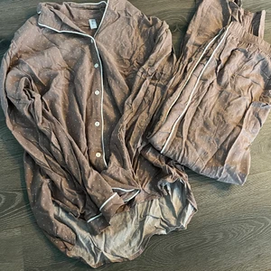 Pyjamas  - Prickig rosa pyjamas! Oskaddad🤗byxorna i storlek S och tröjan i storlek S