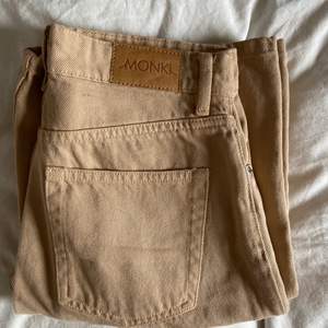 Säljer mina HELT OANVÄNDA Monki Yoko Jeans i färgen Safari Beige. Säljer pga använder de inte. Jeansen är i storlek 27, vilket innebär midjemått: 68cm. 