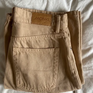  MONKI YOKO JEANS - Säljer mina HELT OANVÄNDA Monki Yoko Jeans i färgen Safari Beige. Säljer pga använder de inte. Jeansen är i storlek 27, vilket innebär midjemått: 68cm. 
