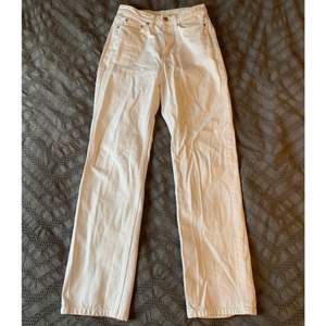 Raka vita jeans från Weekday i modellen ROW. Storlek W26 L32. Pris 200kr + frakt.