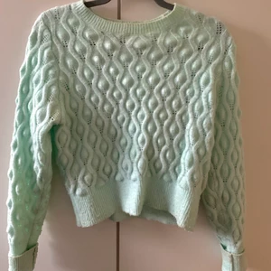 Stickad tröja - Super stickad tröja i unikt mönster och fin mintgrön färg! Stretchig så passar fler storlekar. Kommer från zara💚 pris kan diskuteras vid smidig affär😊