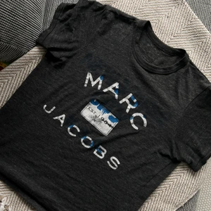 Marc Jacobs T-shirt  - 💙Den ökända tisshan från Marc Jacobs!💙 Säljer den då jag faktiskt äger 2 stycken ☺️ skitsnygg under en skinnjacka eller en skinn bomber. I storlek s
