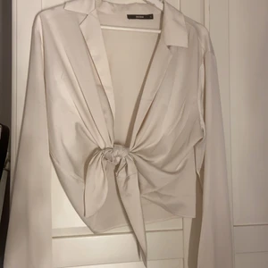 Skjorta - Skön och fin skjorta/topp med knytning. 