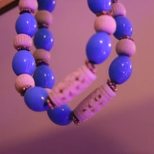 Blått armband - Säljer mitt blåa armband med stora pärlor som jag inte använder! Fint skick!